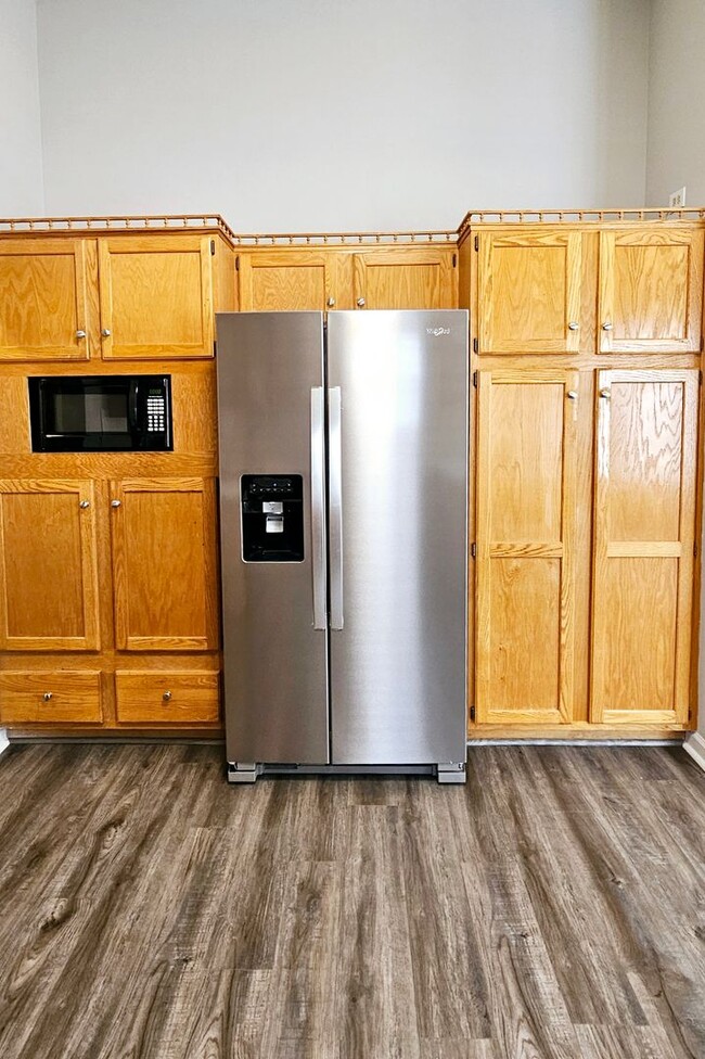 Building Photo - Spacious 2-Bed, 2-Bath Home with Modern Co...
