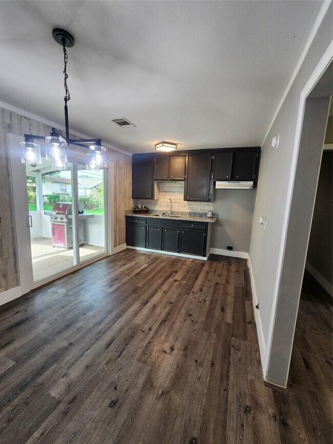 Building Photo - 9711 Aguila St