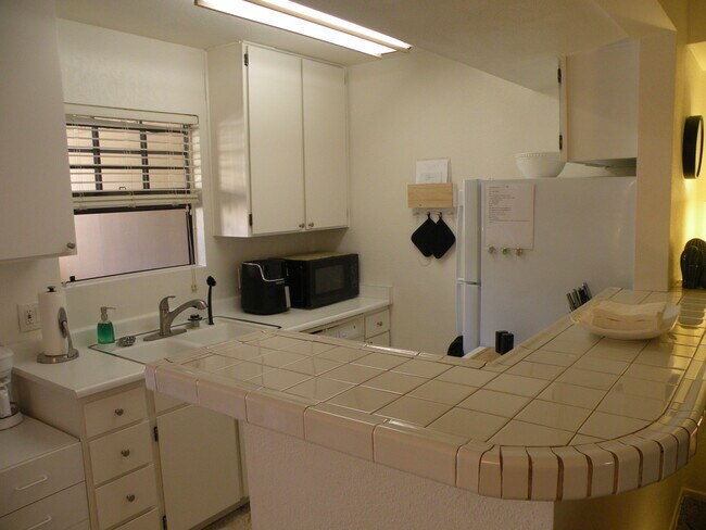 Kitchen - 5300 E Waverly Dr
