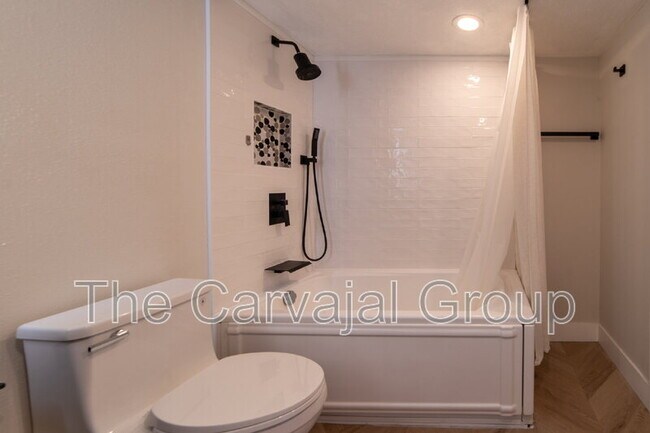 Building Photo - 400 E Colonial Dr