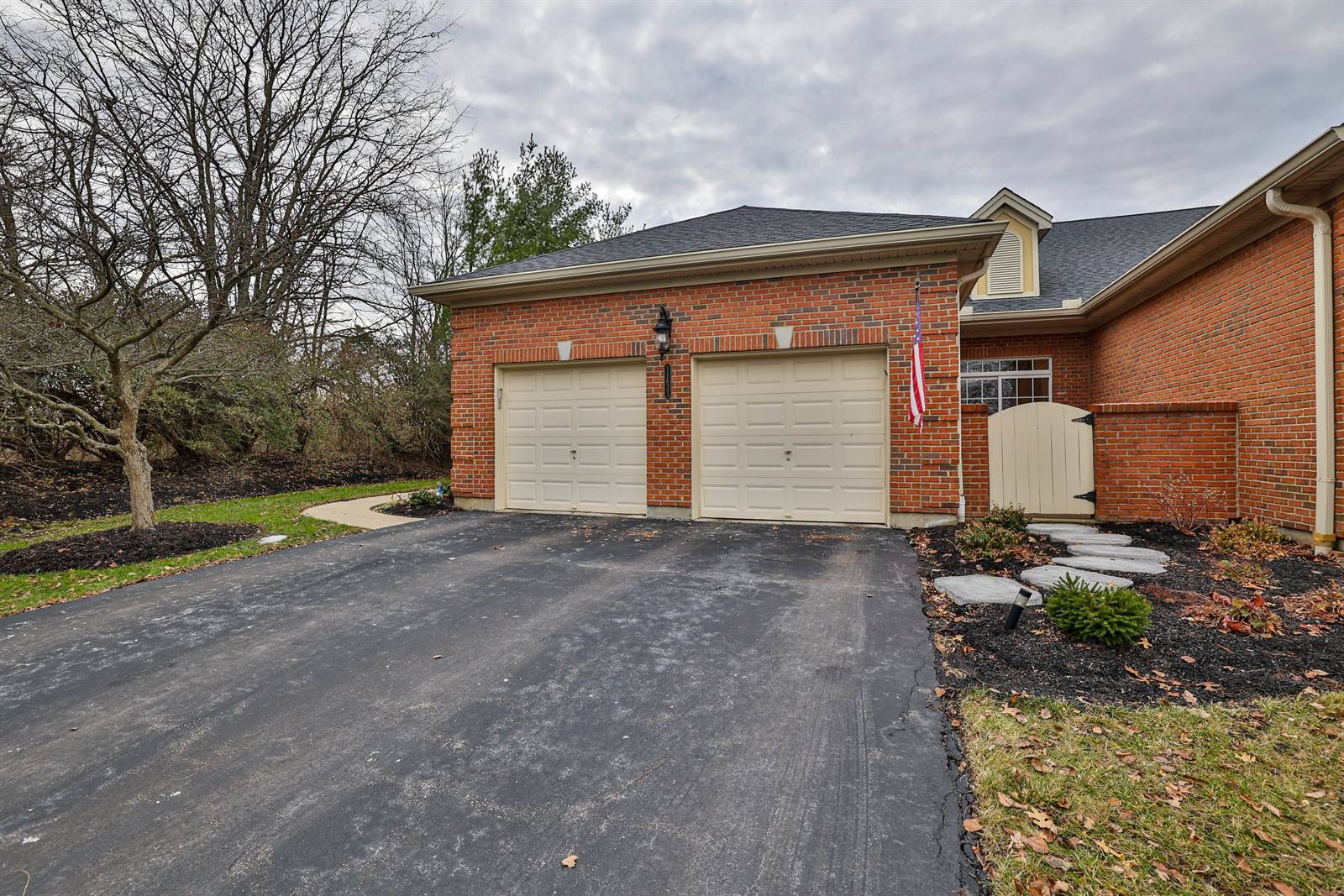 Attached 2 car garage with courtyard - 11633 Chancery Ln