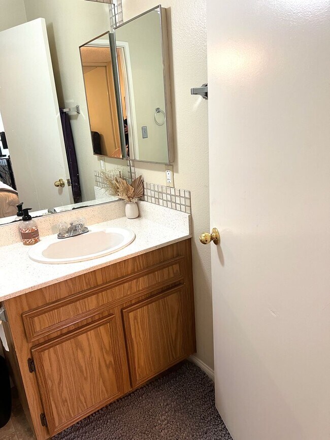 Building Photo - 2 Bedroom 2 Bath Sanctuary!