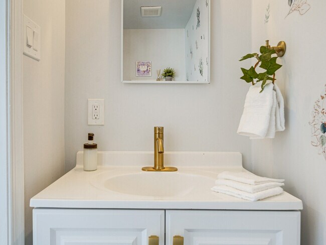 Building Photo - 6127 Longwood Ave