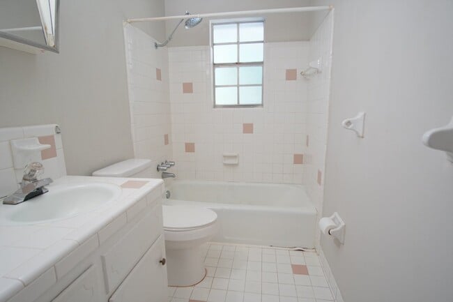 Building Photo - Charming 2-Bedroom Duplex Near UWF, I-10 &...