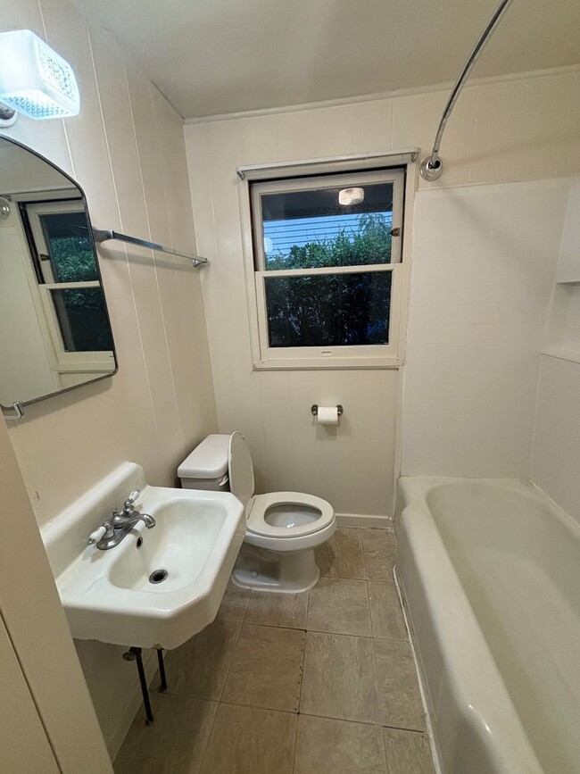 Building Photo - Nuuanu near Kuakini Hospital - 2 bdrm, 1 b...