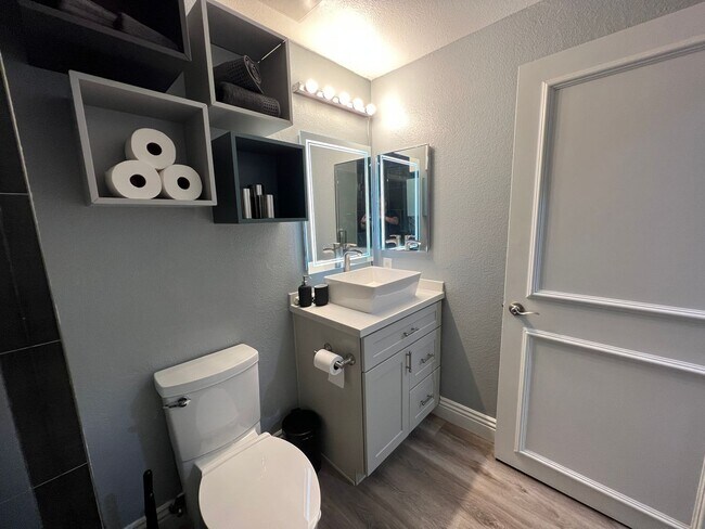 Building Photo - Meridian Fully Furnished Studio Condo - Re...