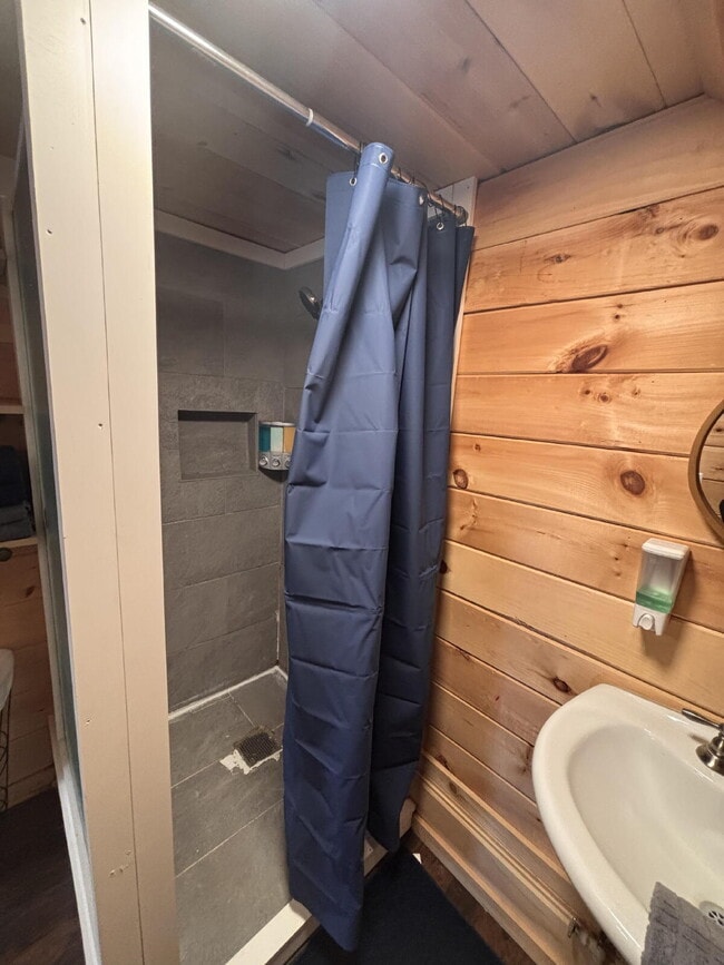 Building Photo - Fully furnished 1 bed studio in Brunswick....