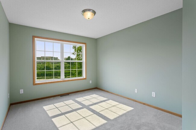 Building Photo - Freshly Remodeled 3bd 3ba Townhome for Rent in Club West, Blaine – Pond View!