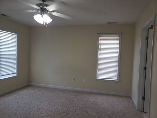 Building Photo - 1800 Balmoral Dr