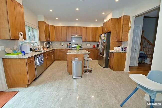 Building Photo - 2408 Hammett Ave
