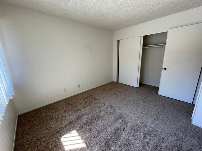 Building Photo - Upgraded Walnut Meadows Condo