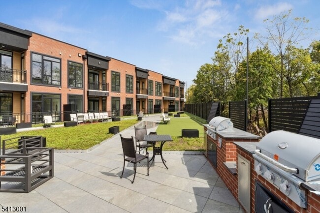 Building Photo - 140 W Webster Ave