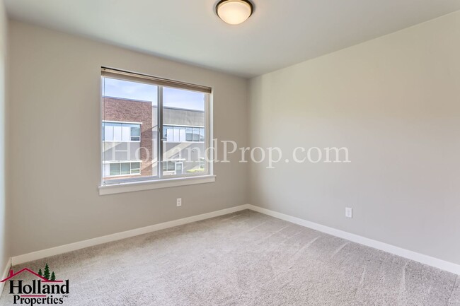 Building Photo - Modern Stylish 3-Bed Home in Prime Hillsbo...
