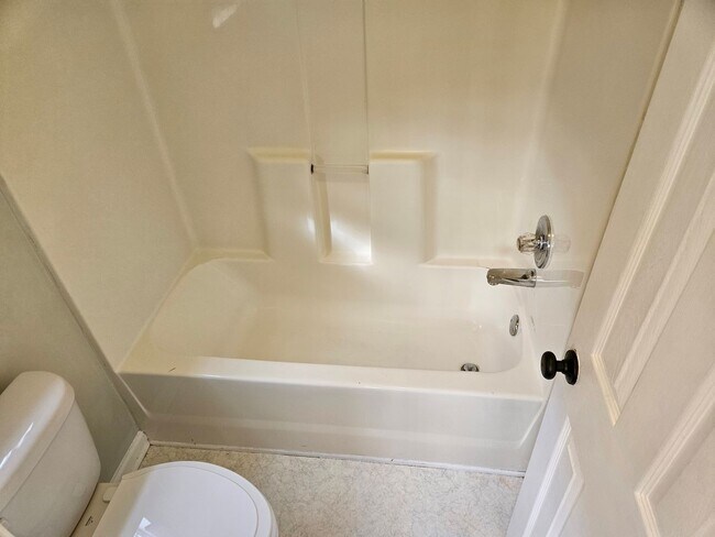 Building Photo - Darling 3br/2ba home. Available now! Scree...