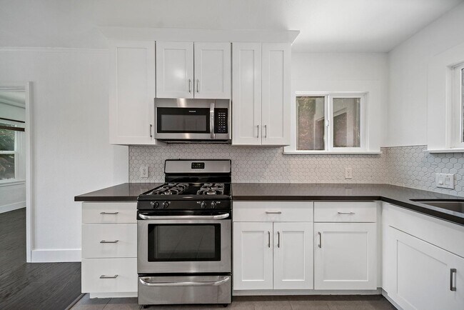 Building Photo - 4978 N Maywood Ave