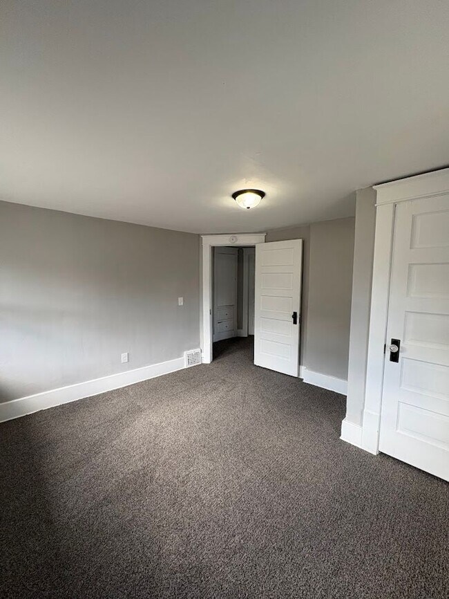 Building Photo - Four bedroom one bathroom home for rent