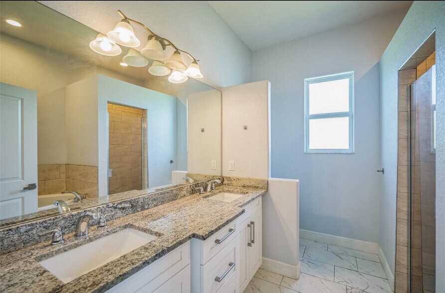 Building Photo - 10517 Camelia Dr