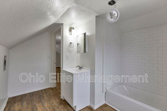 Building Photo - 85 1/2 S Wheatland Ave