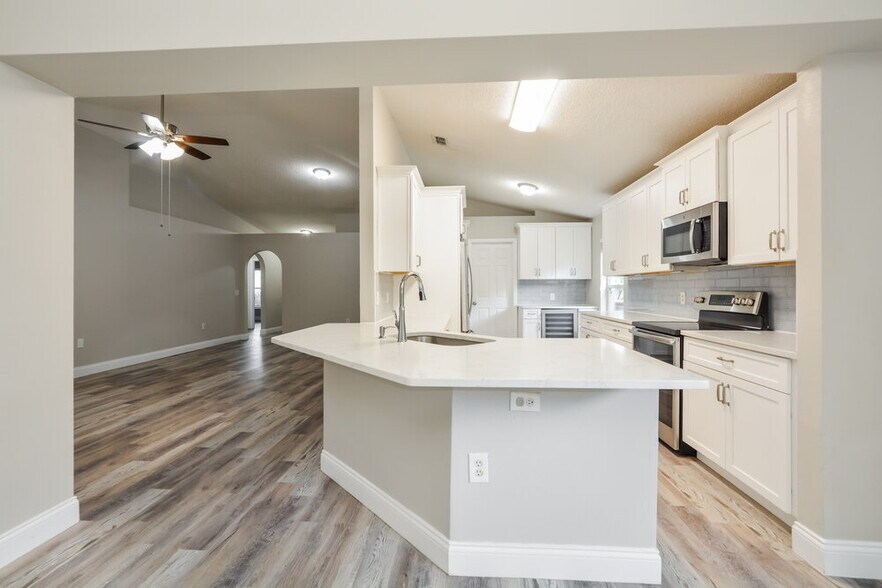 Building Photo - 3254 Erskine Dr