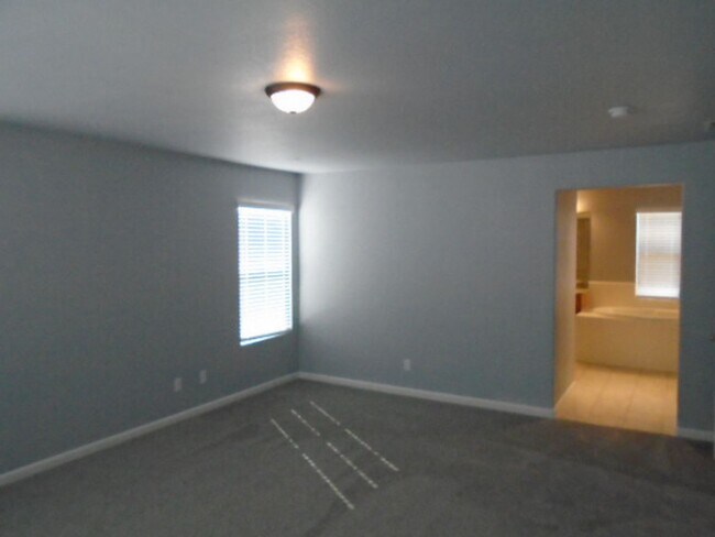 Building Photo - BEAUTIFUL WHITNEY OAKS HOME WITH 3+ BEDROOMS, 3 FULL BATHS, & 2 CAR GARAGE!