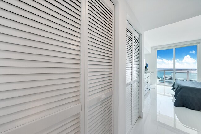 Building Photo - 950 Brickell Bay Dr