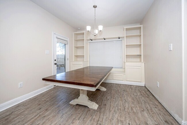 Building Photo - 1013 Silverbell Cv