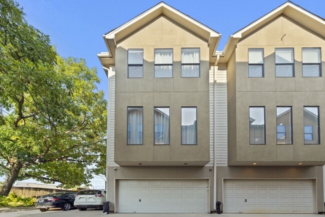Building Photo - Rare 2BR/2BA Townhome with Spacious Yard i...