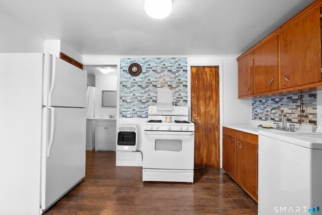 Building Photo - 48 Anderson St