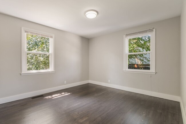 Building Photo - 2129 Crystal Dr