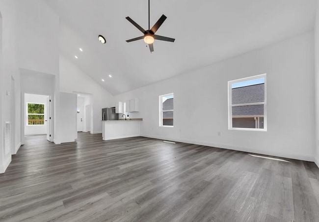 Building Photo - OPEN CONCEPT LIVING!!