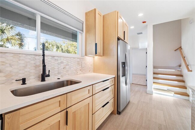 Building Photo - 2727 W Chestnut St