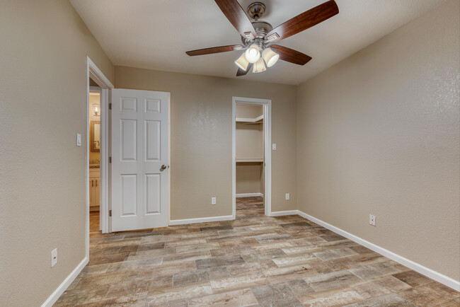 Building Photo - 520 W Tonopah Dr