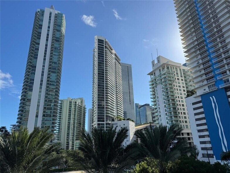 Building Photo - 1155 Brickell Bay Dr