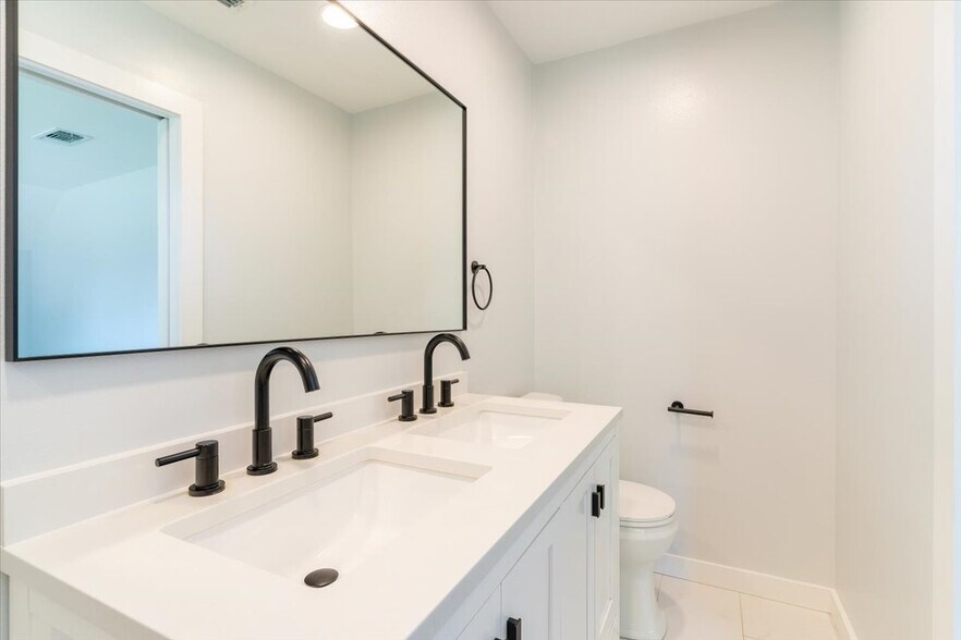 Main Bedroom Bathroom - 817 N Lakeside Dr