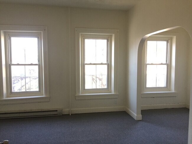 Building Photo - 633 N 6th St