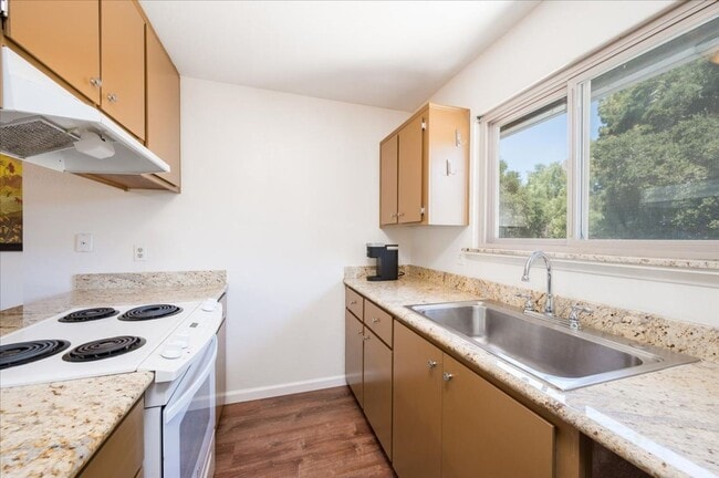 Building Photo - Charming Studio