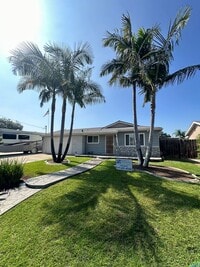 Building Photo - Beautifully landscaped 3BR/2BA house in La...