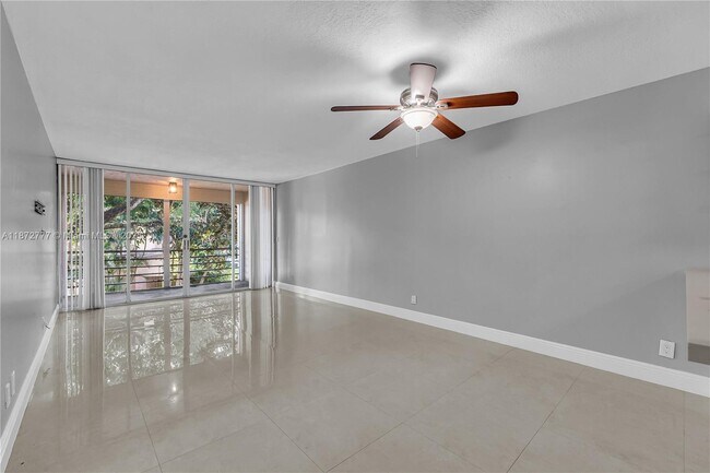 Building Photo - 9431 Live Oak Pl