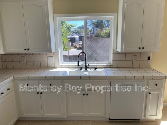 Building Photo - 1715 Matthews Ln