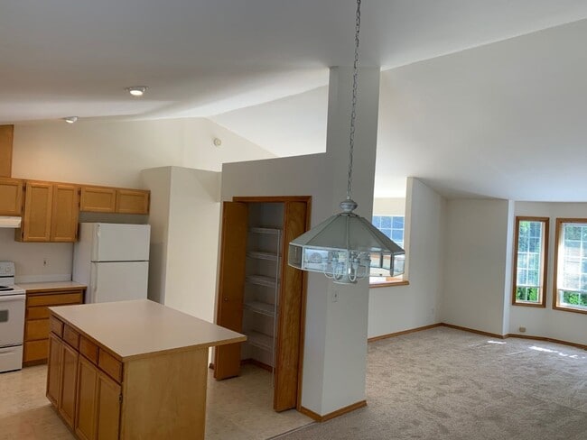 Building Photo - Newly remodel 4 bed 3 bath home in Shoreline