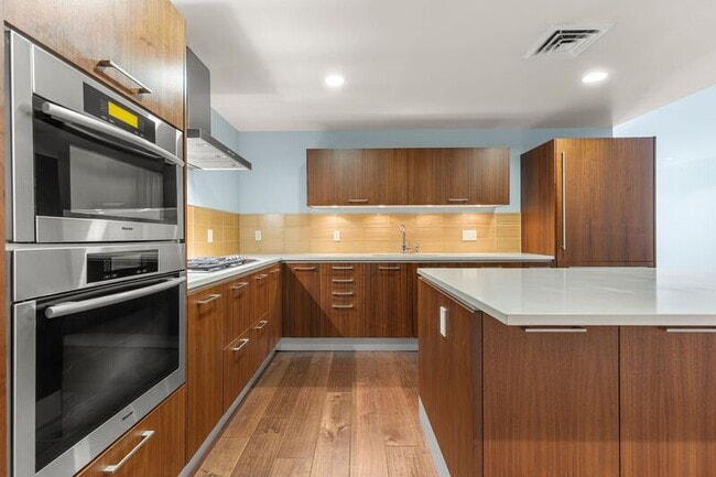 Building Photo - 311 NW 12th Ave