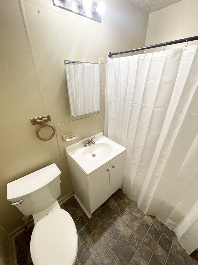 Building Photo - Christian Park 4BR Home w/Attached Garage!