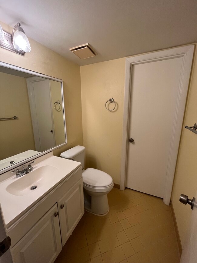 Half bathroom - 671 Midway Dr
