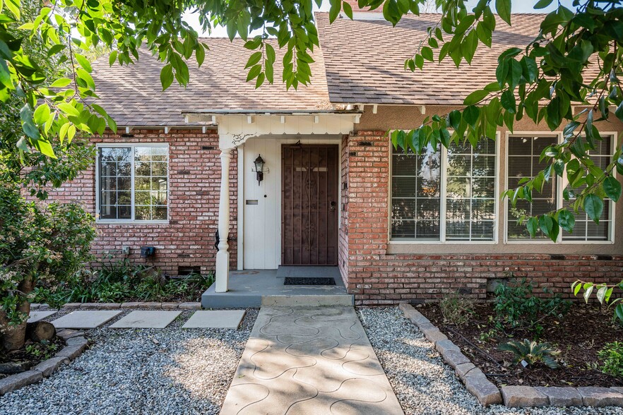 Gated Front Yard Entry - 5825 Fulton Ave