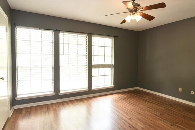 Building Photo - 940 Wycliffe Dr
