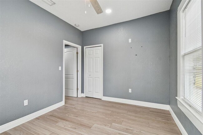 Building Photo - 6810 N Navin Ave