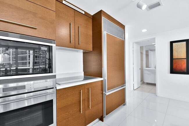 Building Photo - 475 Brickell Ave