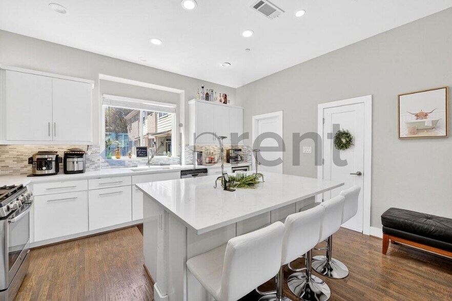 Building Photo - 4906 Live Oak St