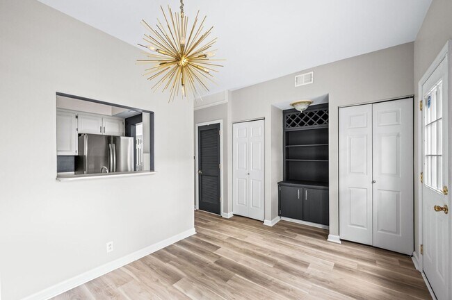 Building Photo - Awesome updated 2BR/1.5BA townhome in Bell...