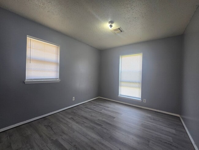 Building Photo - 3 Bedroom 1.5 Bath and 2 Garage home in Shawnee!